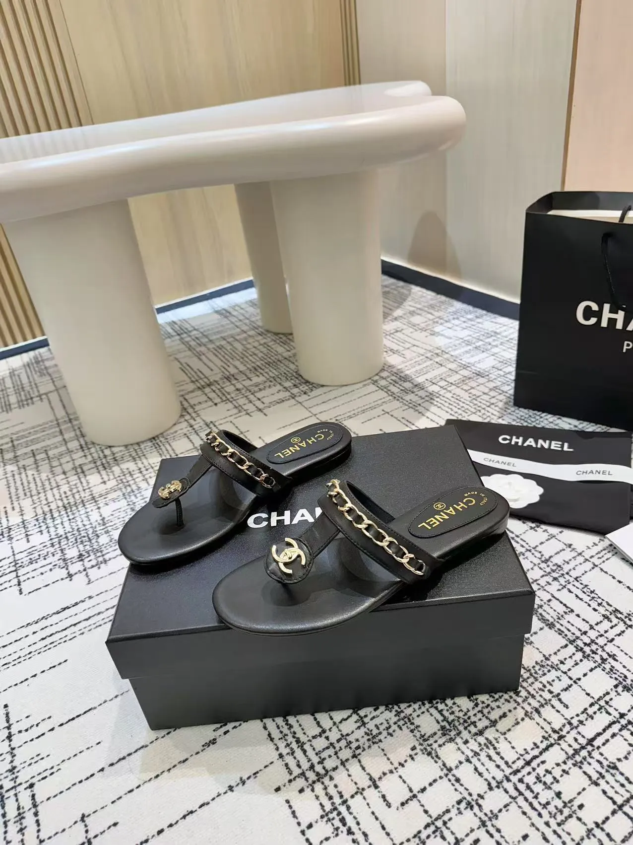 👟👟Ex-factory price 480👟👟 Top version Chanel Chanel - 2025 spring model, counter top double C sandals, this classic design; the extraordinary double C incorporates a variety of color elements... The diversified mix and match is very beautiful and versatile, very light on the foot, comfortable, super delicate and elegant, and can be used outdoors... ꫛꫀꪝ Go➫ Material: ❶Upper made of: Original imported sheepskin ❷Inner lining: Original sheepskin lining ❸Outsole based on: Original Italian genuine leather outsole Counter boutique packaging complete set for women 35–40 (customized for 41) 3 colors available (black, white, apricot)
